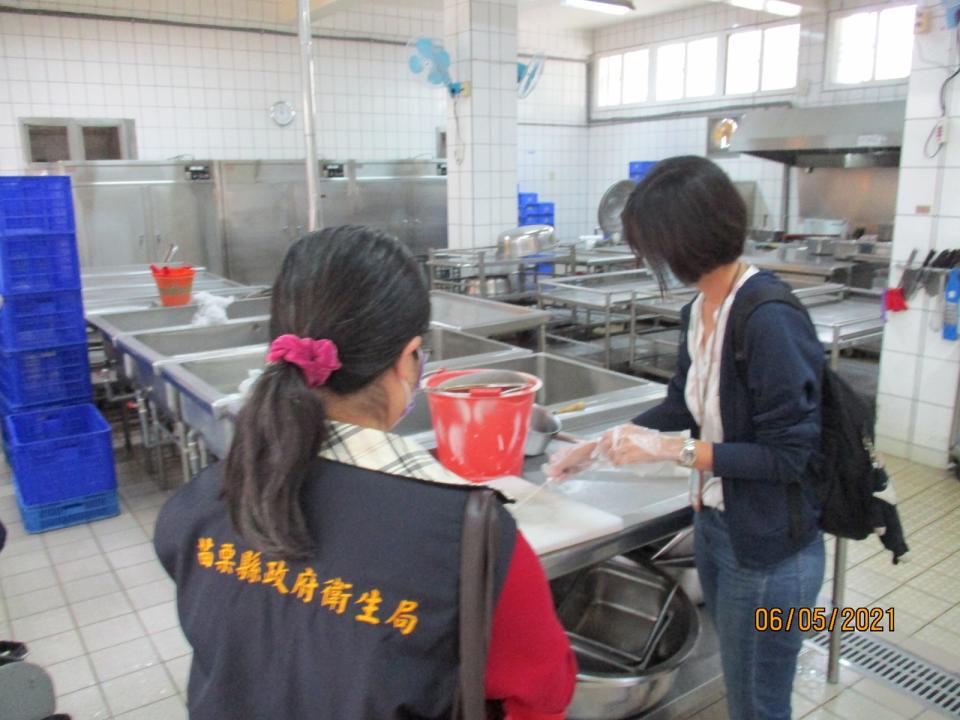 苗栗縣竹南國中100多名師生5日吃完營養午餐後，陸續出現上吐下瀉等不適情形，疑似食物中毒，至7日仍有3 名學生請假休息，事發後，學校廚房已暫停供餐，衛生局也前往採樣化驗釐清原因。（中央社/苗栗縣衛生局提供）