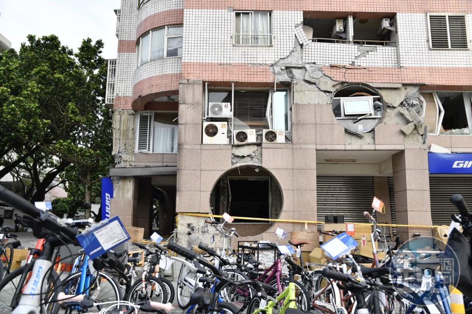 花蓮強震後全台已至少42件建物遭列紅單，若民眾對自家房屋有安全疑慮，可洽詢當地建管單位，請專業技師進行評估。圖為花蓮明禮路統帥大樓。