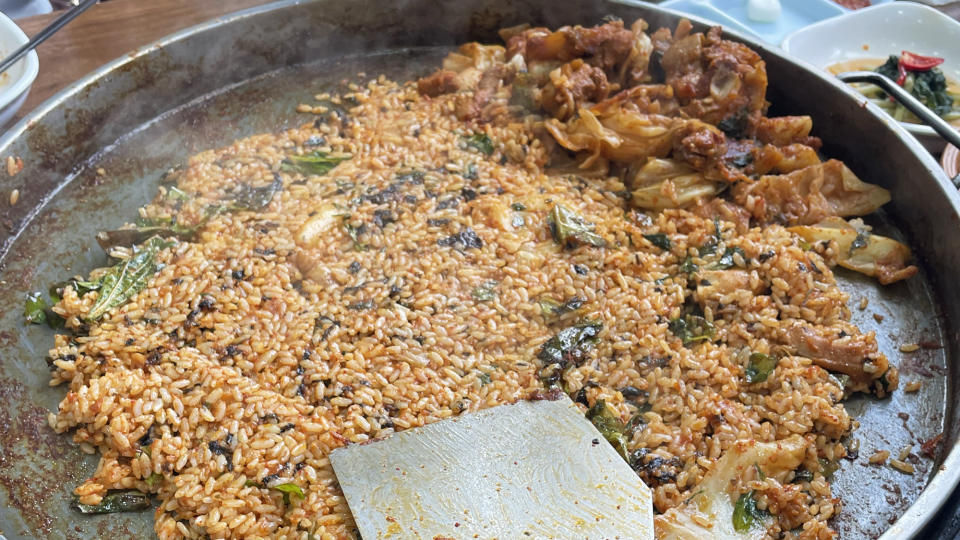 Rice is added to the remaining dakgalbi (in the top right corner) and fried to perfection. (Photo: Lim Yian Lu)