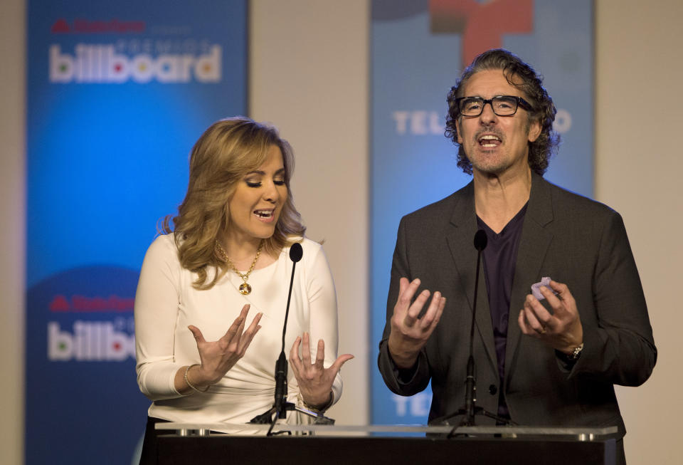 Ana Maria Canseco, izquierda, y Miguel Varoni de Telemundo anuncian los finalistas de los Premios Billboard de la Música Latina en una conferencia de prensa el miércoles 5 de febrero de 2014 en Miami. Los premios se transmitirán en vivo por Telemundo el 24 de abril. (Foto AP/Wilfredo Lee)