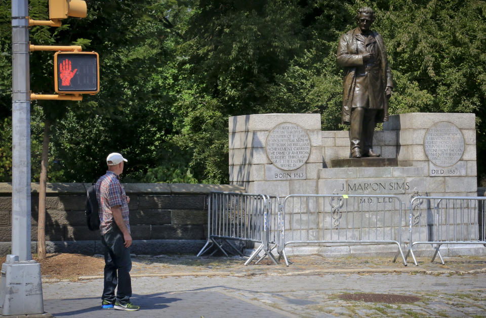 El controvertido médico J. Marion Sims, que experimentó prácticas de cirugía ginecológica en esclavas afroamericanas en el Siglo XIX, a las que operaba una y otra vez y sin anestesia, tenía una estatua en el Central Park de Nueva York, que ya ha sido retirada. (AP)