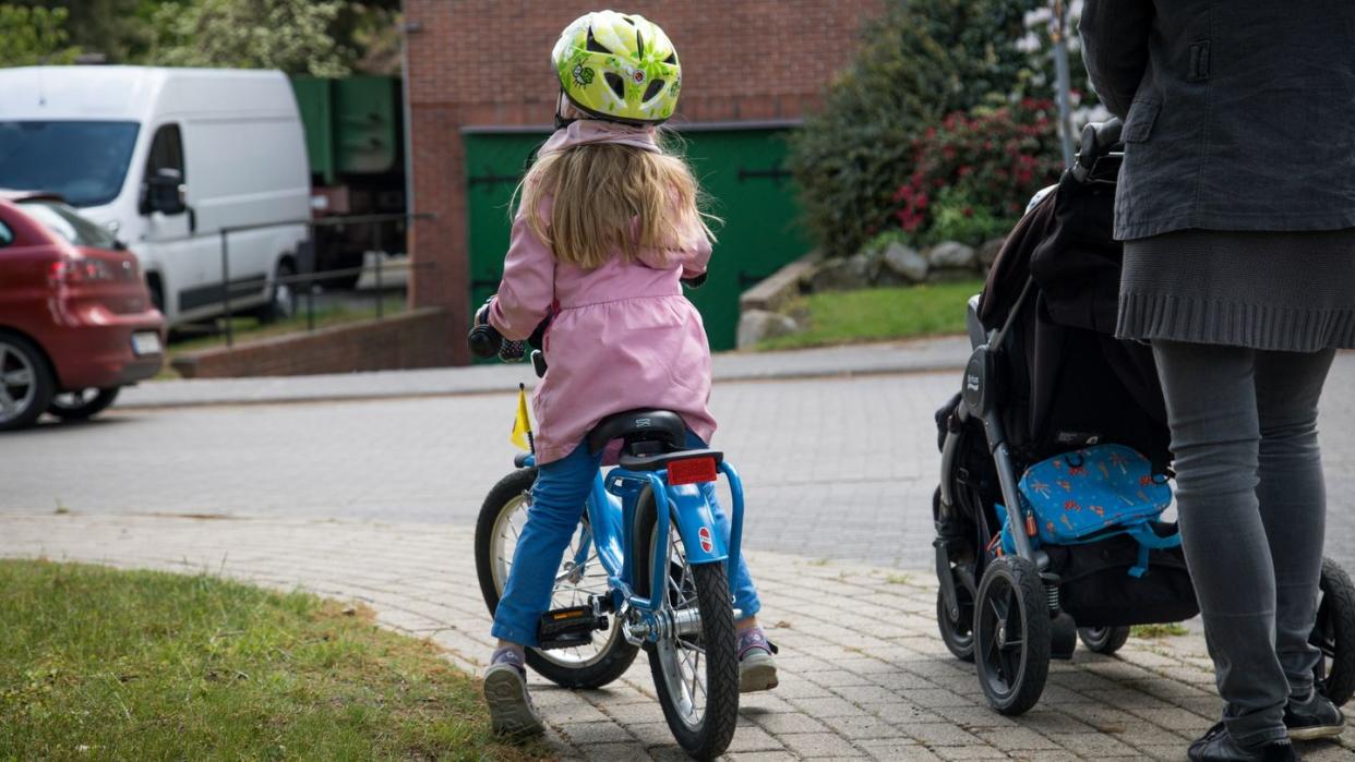 Sind Kinder mit dem Fahrrad, Tretroller oder Inlineskates unterwegs, gelten für sie zum Teil besondere Verkehrsregeln. (Bild: dpa)