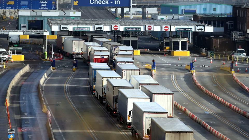 Lange Schlangen von Lastwagen vor dem Check-in am Hafen von Dover.