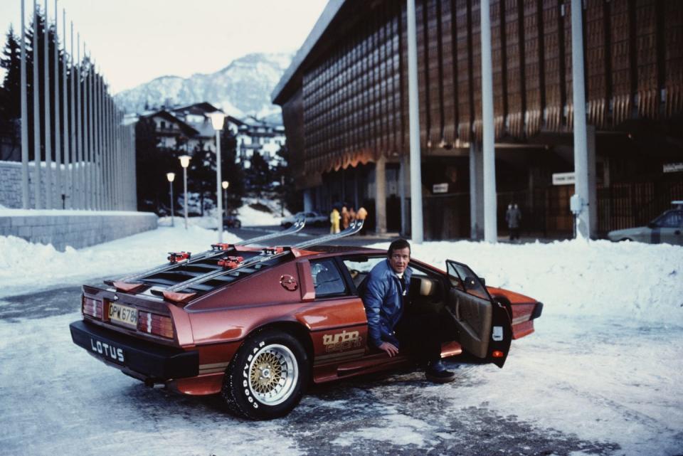 95 Incredible Behind-The-Scenes Photos That Take You Onto the Set of the James Bond Movies