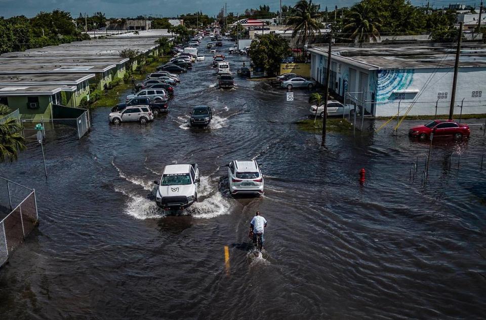 Coches circulan por la intersección de Northwest Seventh Street y 15 Avenue en Fort Lauderdale, el jueves 13 de abril de 2023. Fort Lauderdale recibió más de dos pies de lluvia el miércoles, una precipitación récord.