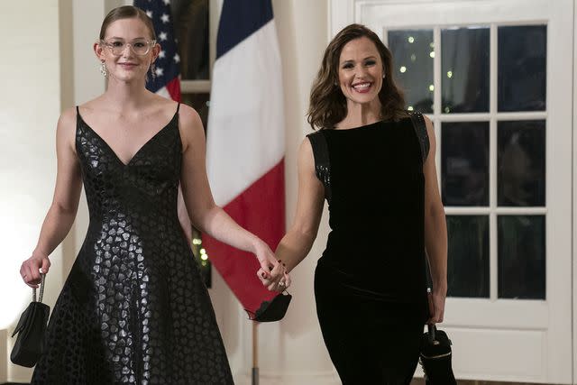 <p>Sarah Silbiger/CNP/Bloomberg via Getty</p> Violet Affleck (left) and Jennifer Garner in 2022