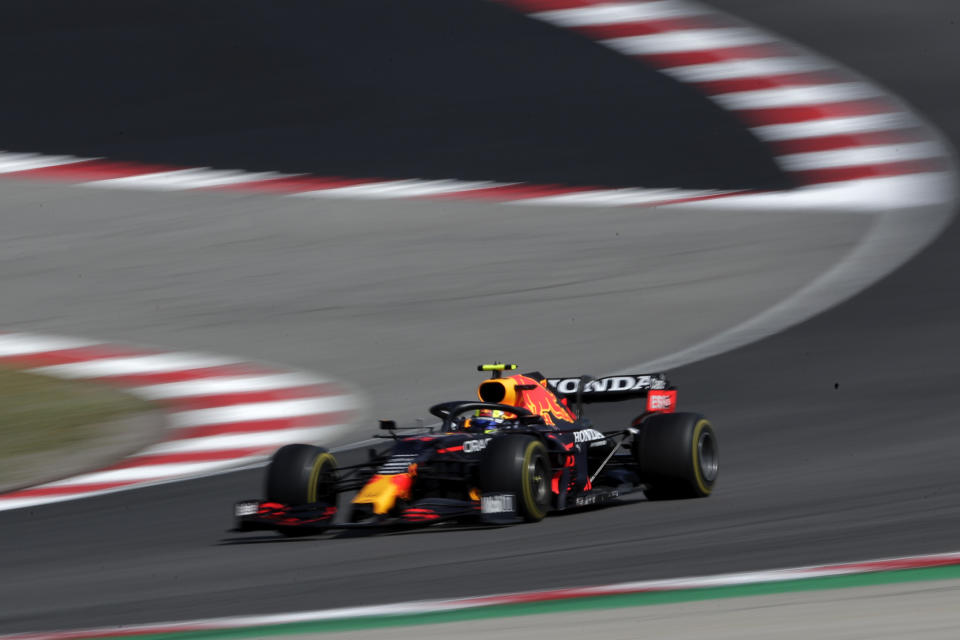 Sergio Pérez de Red Bull toma una curva durante el Gran Premio de Portugal, el domingo 2 de mayo de 2021, en el circuito de Algarve. (AP Foto/Manu Fernández)