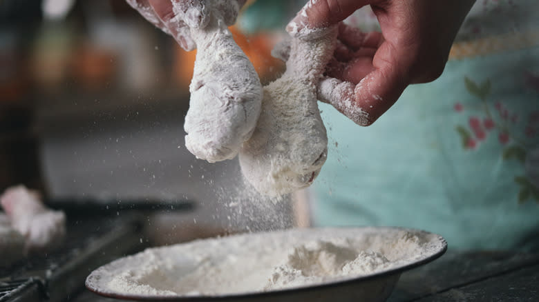 Dredging chicken in flour