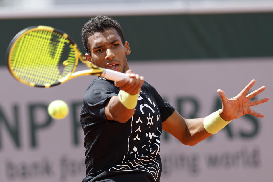 Canada's Felix Auger-Aliassime returns the ball to Argentina's Camilo Ugo Carabelli during their second round match of the French Open tennis tournament at the Roland Garros stadium Wednesday, May 25, 2022 in Paris. (AP Photo/Jean-Francois Badias)