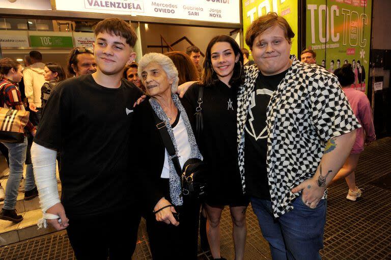 Luca, Julián y Morena, los tres hijos de Nancy Dupláa, no se quisieron perder el regreso de la actriz al teatro