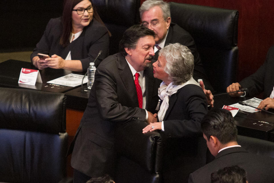 <p>CIUDAD DE MÉXICO, 29AGOSTO2018.- Napoléon Gómez Urrutia, y Olga Sánchez Cordero, durante la sesión de instalación de la 64 Legislatura en la Cámara de Senadores.<br>FOTO: MOISÉS PABLO /CUARTOSCURO.COM </p>