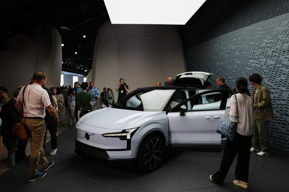 El público observa el modelo Volvo EX30, un SUV eléctrico, en una exposición en Milán, Italia, celebrada en junio de 2023. Foto: REUTERS/Claudia Greco