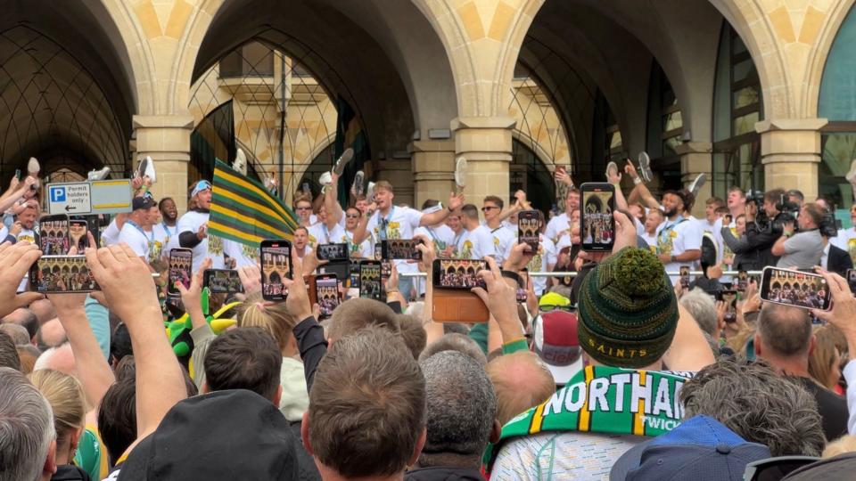 Saints players sing to fans 