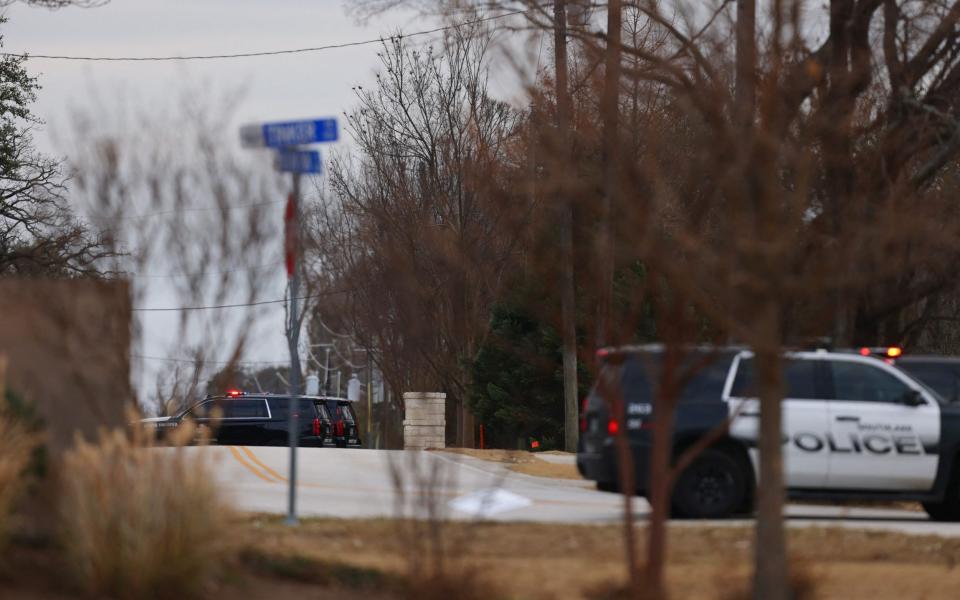 Officers near the Congregation Beth Israel Synagogue in Colleyville - GETTY IMAGES