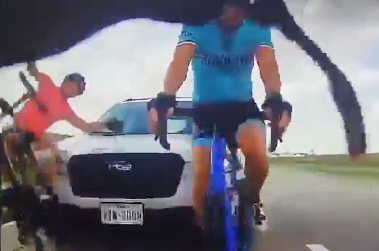 El momento en el que los dos ciclistas son embestidos por una camioneta blanca en las cercanías al Aeropuerto Internacional Dallas-Forth Worth