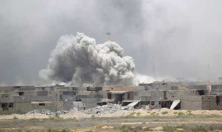 Smoke rises from clashes with Islamic State militants in Falluja, Iraq, June 10, 2016. REUTERS/Staff/File Photo