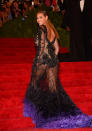 <b>Beyoncé en Givenchy Haute Couture</b> <p> La chanteuse est radieuse, même après son accouchement... Mais quel besoin de porter cette robe, transparente et pleine de fioritures ? Beyoncé, on préfère quand tu ne fais pas de chichis !</p>