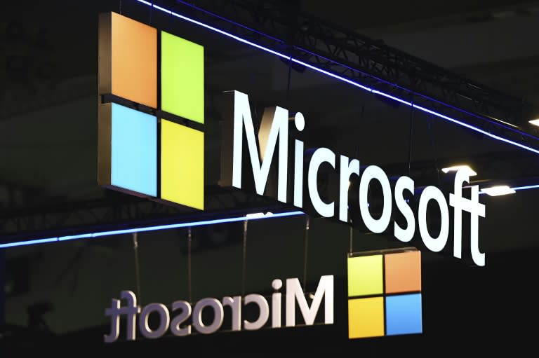 Le logo du groupe américain Microsoft, dans un salon à Barcelone, le 31 janvier 2023 (Pau BARRENA)