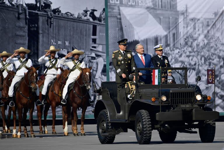 András Manuel López Obrador, en un acto en el Zócalo. (Claudio CRUZ / AFP)