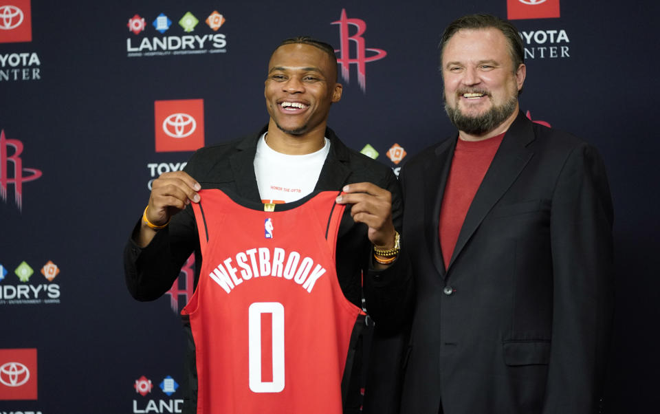 El base Russell Westbrook, izquierda, posa al lado del gerente general de los Rockets de Houston, Daryl Morey, en su presentación oficial como nuevo jugador del equipo de NBA, en conferencia de prensa del viernes 26 de julio de 2019, en Houston. (AP Foto/David J. Phillip)
