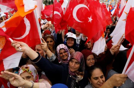 Supporters of Turkish President Tayyip Erdogan attend an election rally in Istanbul, Turkey June 23, 2018. REUTERS/Umit Bektas