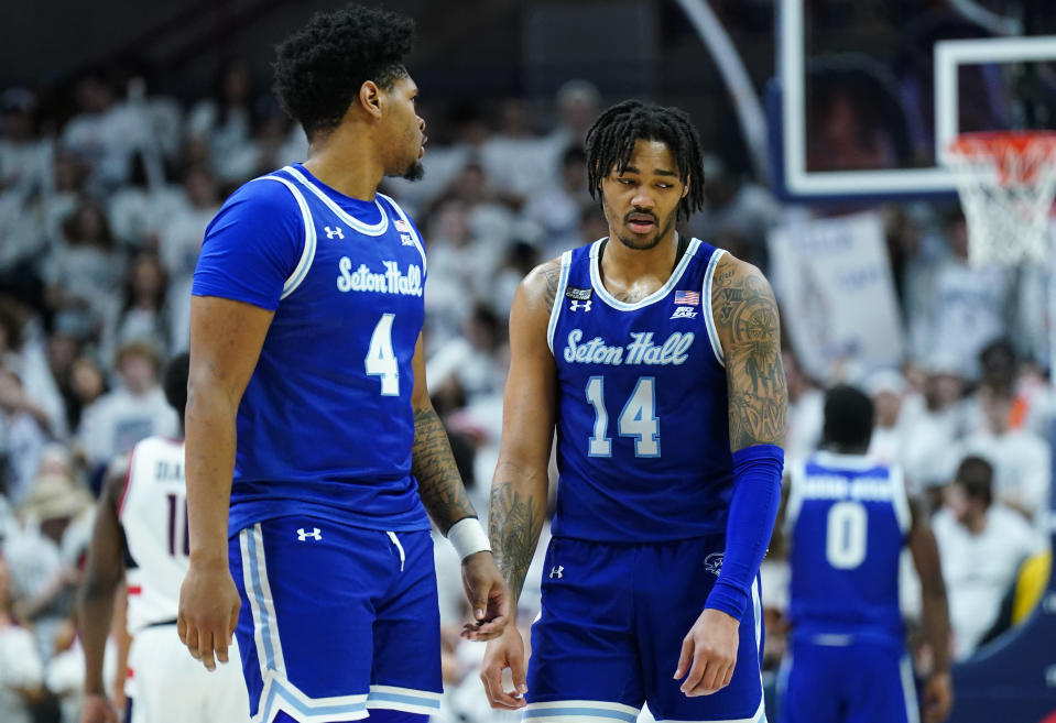 3. März 2024;  Storrs, Connecticut, Vereinigte Staaten;  Der Seton Hall Pirates-Guard Dre Davis (14) und Center Elijah Hutchins-Everett (4) betreten in der zweiten Halbzeit im Harry A. Gampel Pavilion das Feld gegen die UConn Huskies.  Pflichtnachweis: David Butler II-USA TODAY Sports