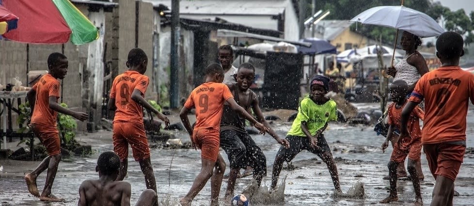 Kin sport, 2017 de Dareck Tubazaya. Ce dernier s'est focalisé dans cette série sur la place centrale que le football et la boxe occupent au quotidien à Kinshasa.
