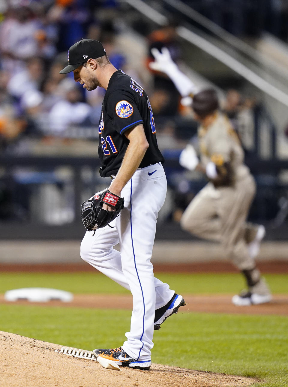 New York Mets starting pitcher Max Scherzer (21) reacts after giving up a three-run home run to the San Diego Padres during the fifth inning of Game 1 of a National League wild-card baseball playoff series, Friday, Oct. 7, 2022, in New York. (AP Photo/Frank Franklin II)