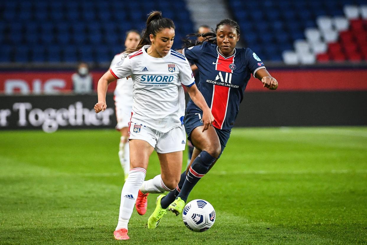 Sakina Karchaoui devant Kadidiatou Diani, à Paris le 24 mars 2021 - Icon Sport