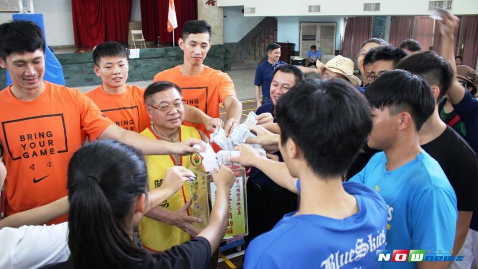 選手來賓們隨手做公益協助弱勢族群，發揮愛心捐發票。（圖／記者蘇榮泉翻攝，2017.09.30）
