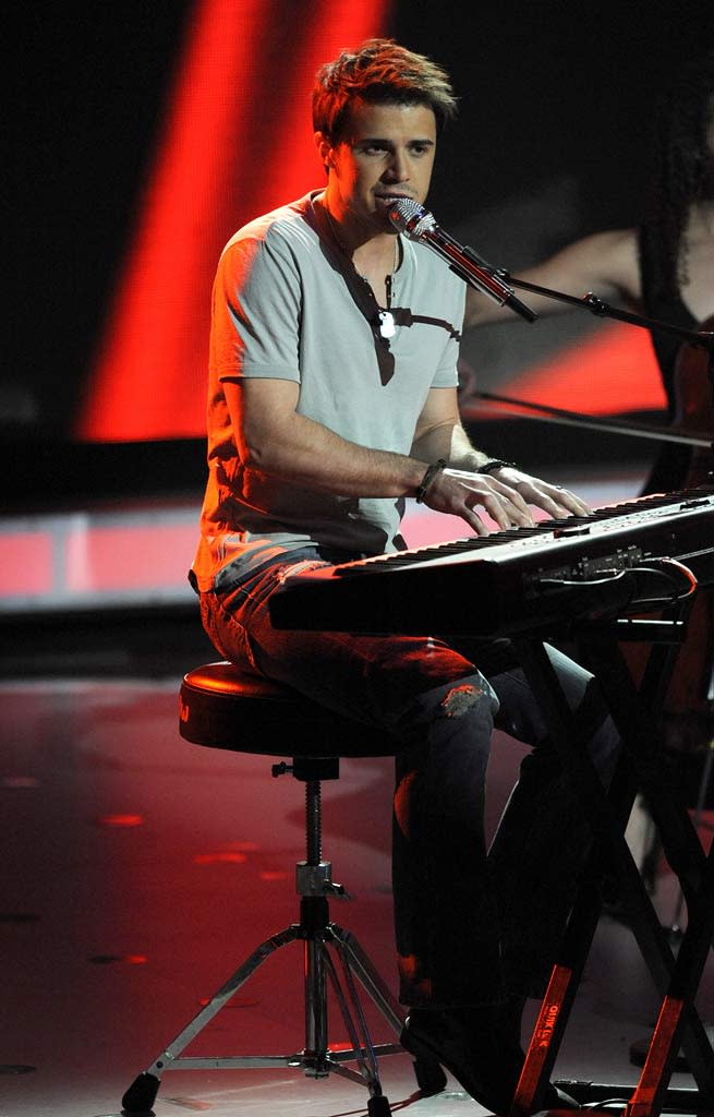 Kris Allen performs "Ain’t No Sunshine" by Bill Withers on "American Idol."