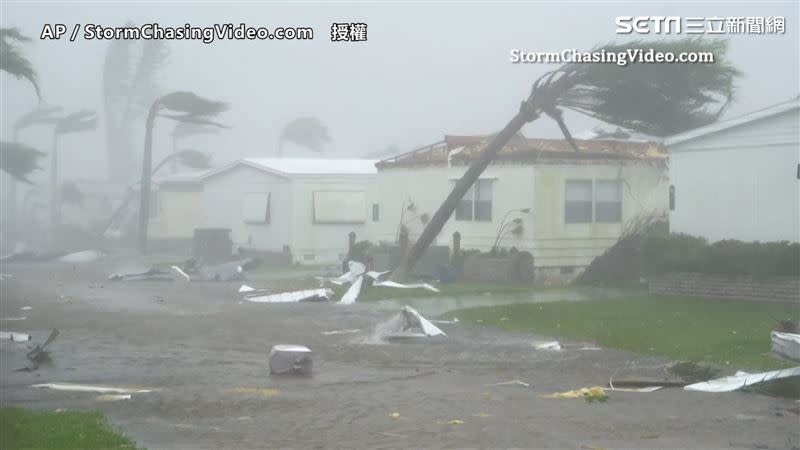 伊恩颶風威力極強，住宅區被淹成汪洋一片。（圖／AP／StormChasingVideo.com授權）