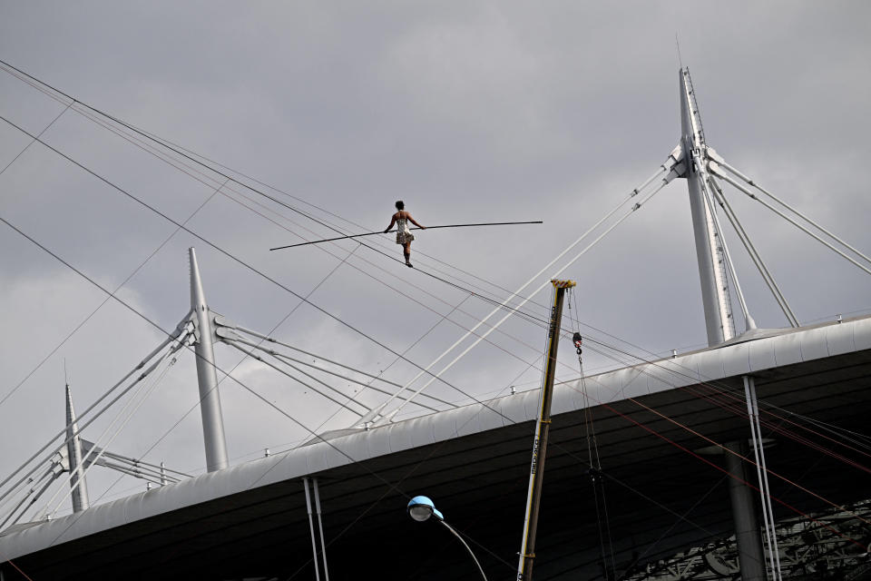 La funambule française Tatiana-Mosio Bongonga marche sur une corde entre Saint-Denis et le Stade de France, le 8 juin 2024.