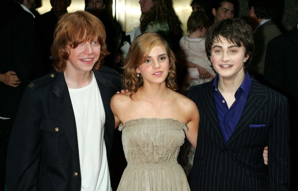 <p>Sie waren noch halbe Kinder, als 2001 der erste "Harry Potter"-Film in die Kinos kam, gehörten in den Folgejahren aber natürlich zu den bekanntesten Teenagern der Welt (von links): Rupert Grint, Emma Watson und Daniel Radcliffe. (Bild: Jim Spellman/WireImage/Getty Images)</p> 