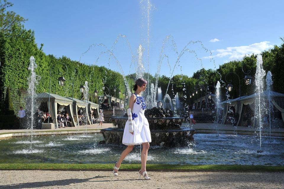 fashion-runway-karl-lagerfeld-chanel-cruise-2018