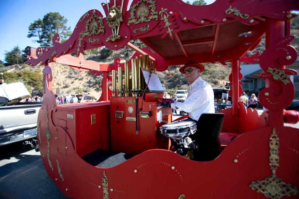 Jeff Mar played the calliope and his wife Shirley Kirkes-Mar (not pictured) was on drums as the Pinedorado Parade returned to Cambria, Sept. 3, 2022. Mar sang out “Old McDonald had a farm” and the crowd yelled back “E-I-E-I-O!”