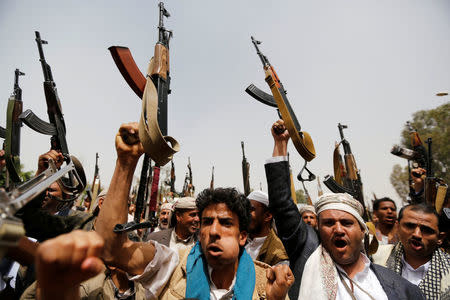Tribesmen loyal to the Houthi movement raise their weapons as they gather to show support to the movement in Sanaa, Yemen, May 26, 2016. REUTERS/Khaled Abdullah