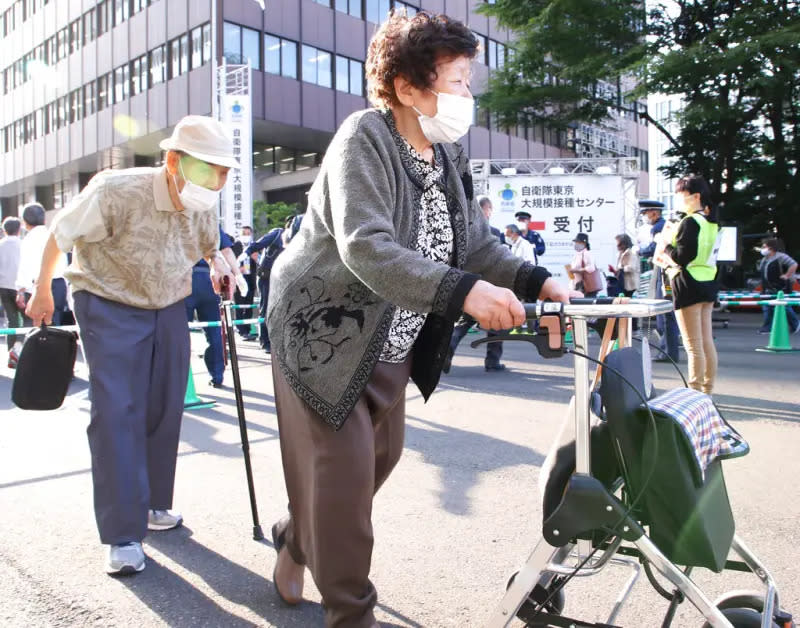 ▲日本高齡少子化的情況日益嚴重，過去十年來成人尿布銷售量持續超過嬰兒尿布。（圖／美聯社／達志影像）