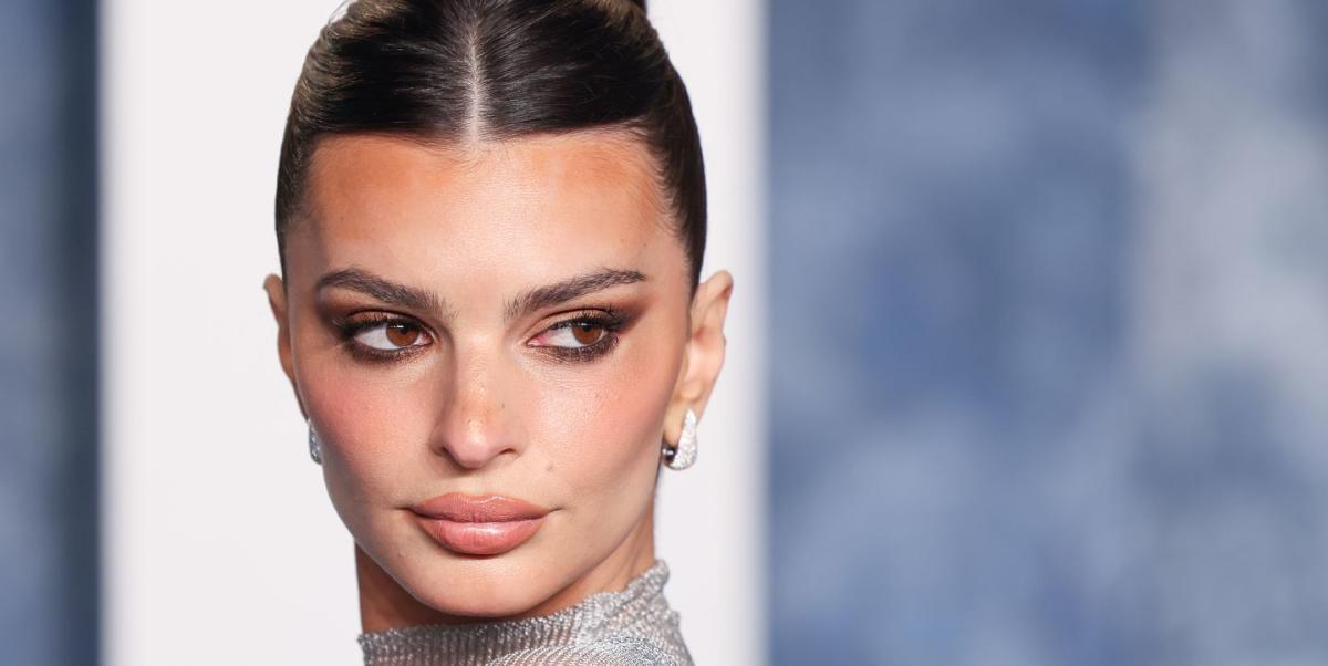 Sexy Emily Ratajkowski Almost Has a Nip Slip In Bold Oscars After Party  Dress, Hot Video Goes Viral - News18