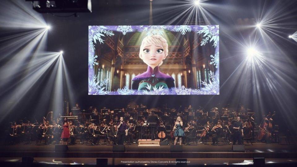 當中有演員扮演《冰雪奇緣》嘅兩位主角Elsa同Anna，以歌舞形式演出。
（圖：Disney@Facebook）
