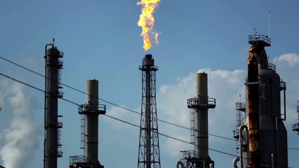 Eine Flamme brennt in einer Ölraffinerie in Texas.