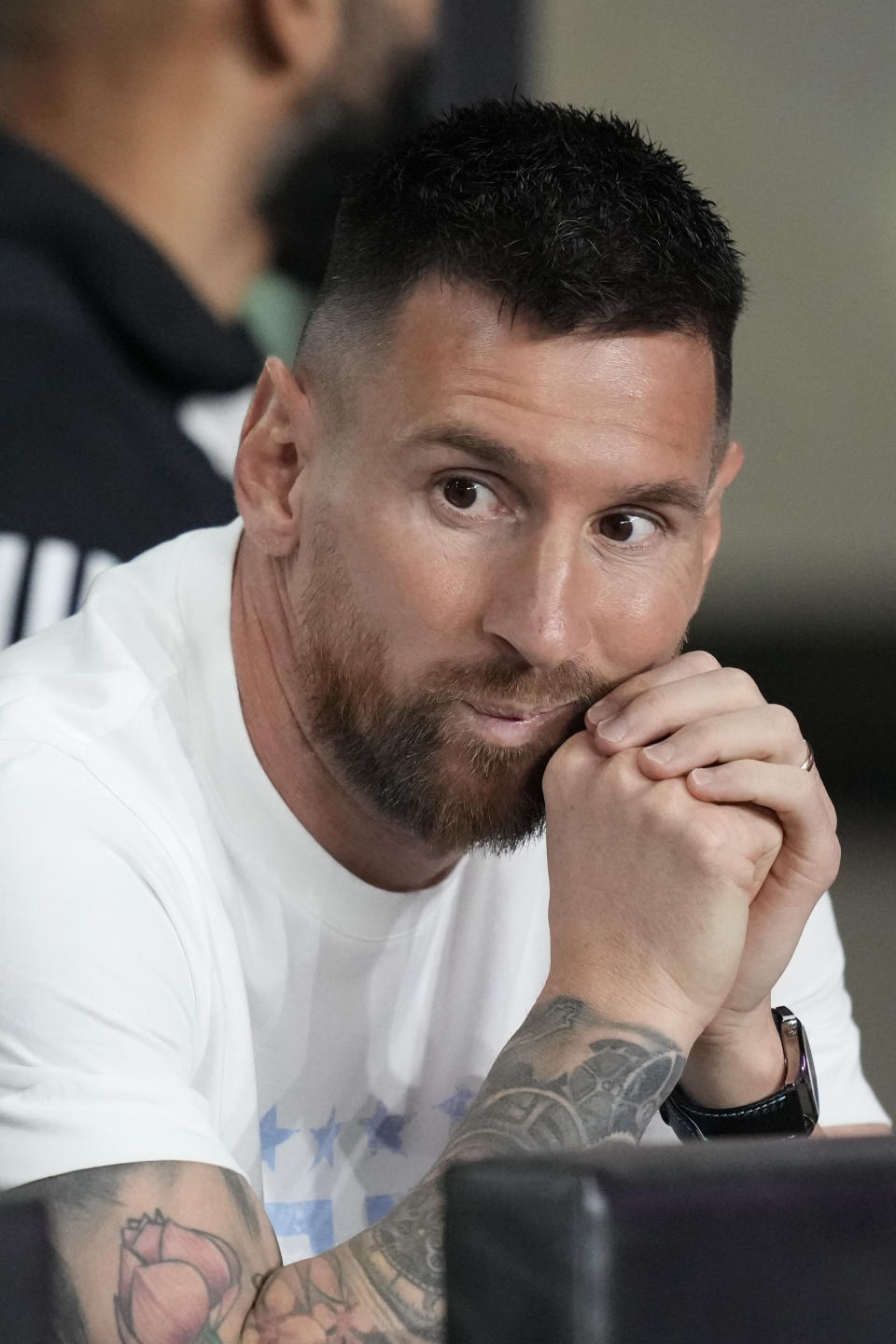 El argentino Lionel Messi observa desde su palco el partido entre el Inter Miami y Charlotte, el miércoles 18 de octubre de 2023, en Fort Lauderdale, Florida (AP Foto/Rebecca Blackwell)