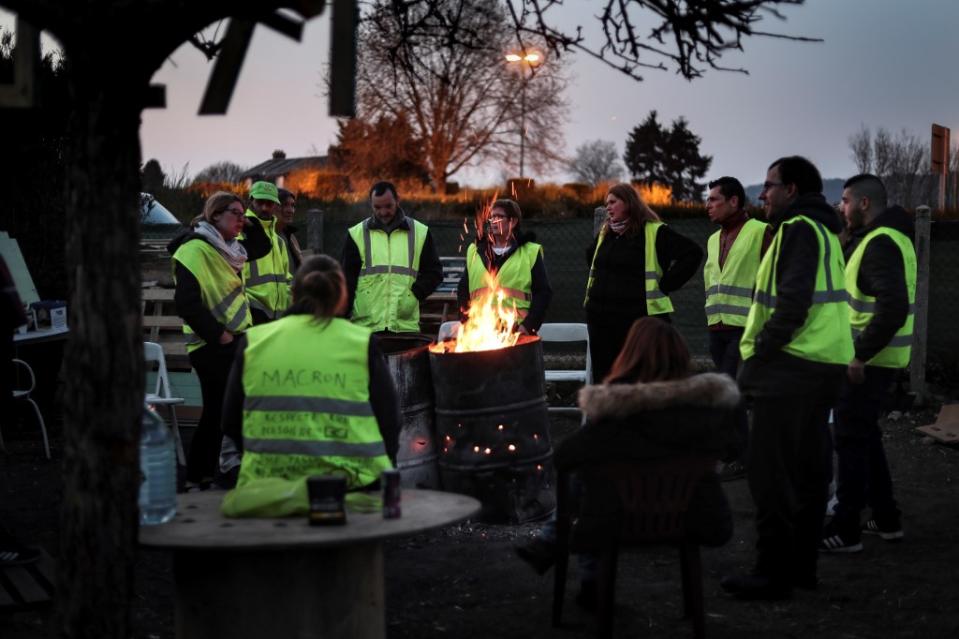 Dès le 12 janvier, un groupe Facebook "<em>Vous en avez marre ? C’est maintenant !!"</em>, est lancé, relayé le 27 par un appel à sortir dans la rue et bloquer des ronds-points dans toute la France. Ce jour-là, dans la foule manifestant à Périgueux, quelques personnes portent des gilets jaunes avec des slogans écrits dans le dos.