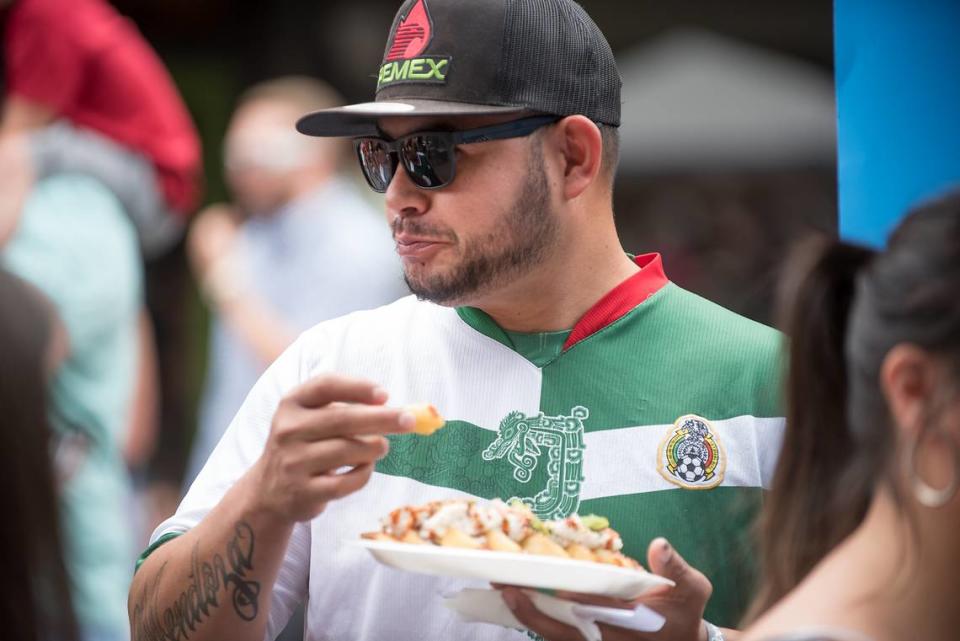 Saúl Armaita disfruta de la comida durante el Modesto Taco Fest en Modesto, California, el sábado 5 de mayo de 2018.