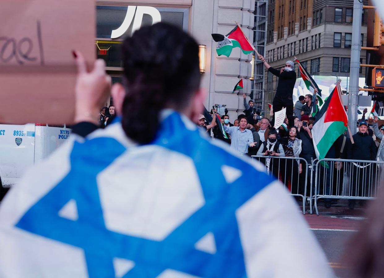 Israel y sus simpatizantes se encuentran con simpatizantes de Palestina en Times Square, Nueva York, 13 de octubre. (KENA BETANCUR/AFP via Getty Images)