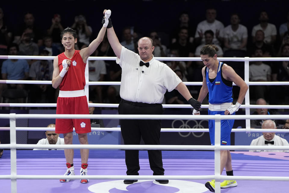 Petinju Taiwan Lin Yu-ting merayakan kemenangannya atas petinju Bulgaria Svetlana Staneva dalam pertandingan perempat final tinju kelas 57 kg putri di Olimpiade Musim Panas 2024, Minggu, 4 Agustus 2024, di Paris, Prancis. (Foto AP/John Locher)