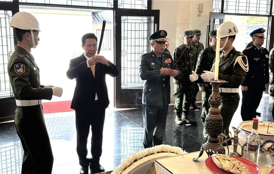 金門「春祭國殤革命先烈暨國軍陣(公)亡將士祭典」，由縣長陳福海(左二)與金防部指揮官李定中(左三)共同主祭，祈佑兩岸和平、國泰民安，場面莊嚴肅穆。(于家麒攝)