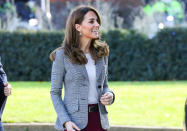 Nouvelle sortie pour Kate Middleton. Après avoir assisté à une cérémonie officielle pour le Remembrance Day au côté de la famille royale britannique jeudi dernier, la duchesse de Cambridge est réapparue à Londres en compagnie du prince William. Mardi 12 novembre, les deux époux se sont en effet rendus au Troubadour White City Theatre pour assister à un événement caritatif portant sur la santé mentale, leur cheval de bataille depuis plusieurs années maintenant. Avec eux, les bénévoles britanniques de l’organisme « Shout », une filiale de « Crisis Text Line » qui offre un soutien gratuit et confidentiel aux personnes dans le besoin par le biais de simples SMS. Une filiale que les Cambridge ont eux-mêmes lancée il y a quelques mois avec le prince Harry et son épouse Meghan Markle qui eux, n’étaient pas présents ce mardi.« Catherine et moi, et Harry et Meghan, ne pouvons être plus fiers »Pour cette nouvelle sortie publique, les parents du prince George (6 ans), de la princesse Charlotte (4 ans) et du prince Louis (1 an) avaient revêtu des tenues chics et élégantes. Kate Middleton avait choisi un pantalon bordeaux de la marque Joseph qu’elle avait assorti avec un blazer gris Smythe. De son côté, le prince William arborait un costume bleu marine plus traditionnel, mais pas moins élégant. Durant l’événement, ils ont pu échanger avec les bénévoles de l’organisme, avant de faire une photo de groupe. « Catherine et moi, et Harry et Meghan, ne pouvons être plus fiers de tout ce que “Shout” a accompli. Nous sommes fiers et très reconnaissants que vous fassiez partie de ce projet » a confié le prince William au cours de la journée.