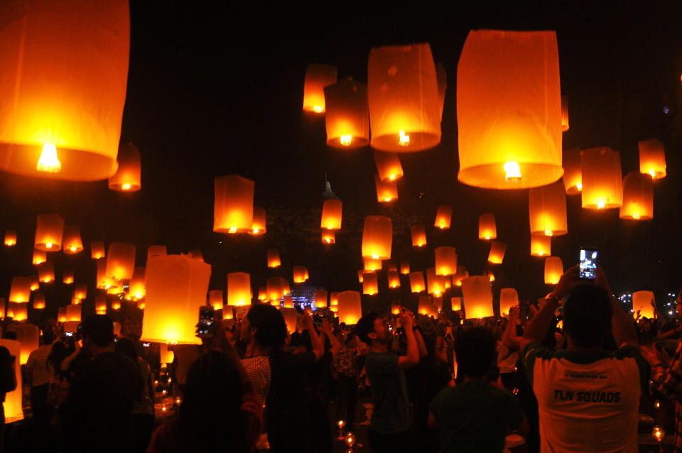 <p>People fly lanterns at Borobudur temple during New Year celebrations in Magelang, Indonesia, January 1, 2018. (Photo: Antara Foto/Anis Efizudin/Reuters) </p>