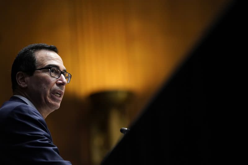 Imagen de archivo del secretario del Tesoro de Estados Unidos, Steven Mnuchin, testificando durante una audiencia de la Comisión de Banca, Vivienda y Asuntos Urbanos del Senado en Washington